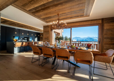 Salle à manger vue et cuisine